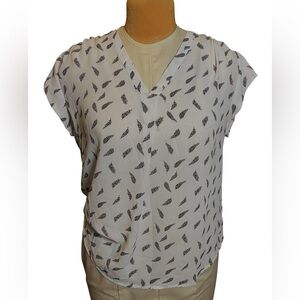 White and Black Feather Print Women's Top Large L blouse pretty bird